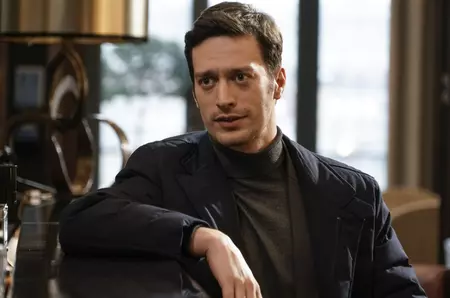 Feyyaz Şerifoğlu, actorul care joacă rolul principal Sedat în serialul &quot;Fata de la fereastră&quot;, schimbare uluitoare de look! Iată cum arată acesta în prezent