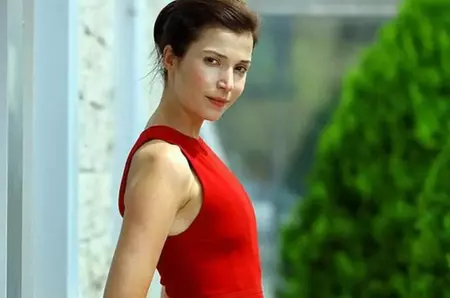 El este cel mai iubit și important bărbat din viața celebrei Selma Ergeç, actrița care joacă rolul Selen Koroğlu în serialul turcesc &quot;Fata de la fereastră&quot;