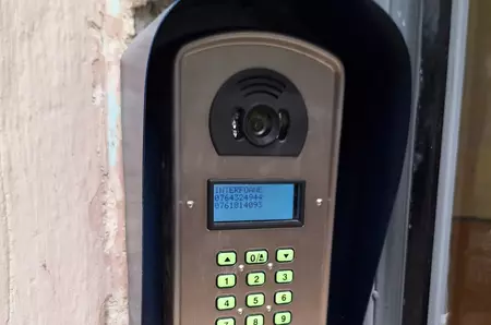 Ce poți să le faci vecinilor care deschid ușa necunoscuților