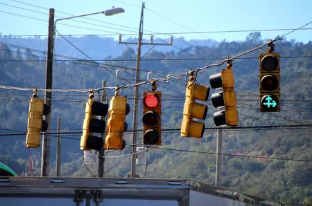 Semaforul intermitent obligă șoferii să elibereze banda. Codul Rutier introduce sancțiuni clare