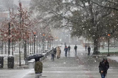 Ninsori viscolite, lapoviță și ploi peste România. Prognoza meteo actualizată