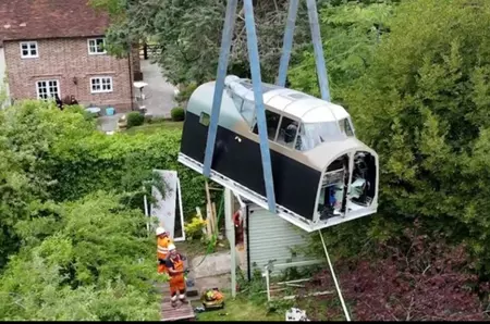 Povestea inginerului care a construit timp de 40 de ani cabina unui bombardier Lancaster