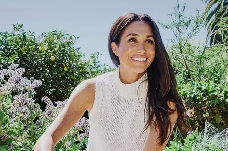 Harry și Meghan evită responsabilitățile regale, dar folosesc simboluri regale pentru profit