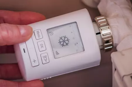 Metoda ieftină care reduce facturile la energie: secretul ascuns în spatele caloriferelor