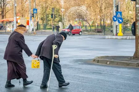 Pensionarii, nevoiți să aștepte luni de zile banii din cauza erorilor statului. Demersul făcut de Avocatul Poporului