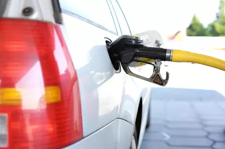 Prețurile carburanților au crescut. Cât costă în weekend un litru de benzină și de motorină