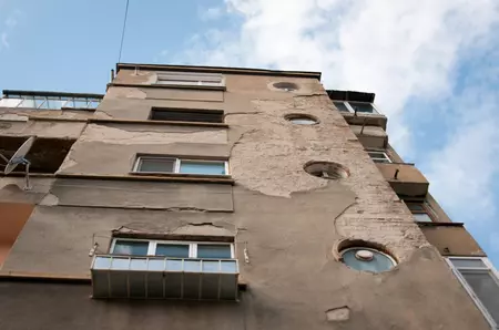 Ce trebuie să faci dacă vecinul îți inundă apartamentul și nu are asigurare. Calea legală rapidă prin asociația de proprietari.