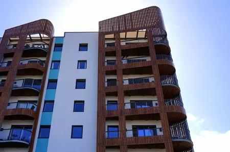 Piața imobiliară pe final de 2025. Cât au scăzut vânzările de case, terenuri și apartamente față de anul trecut