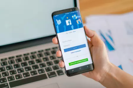 Facebook își schimbă fața. Design nou și funcții îmbunătățite. Când se face modificarea