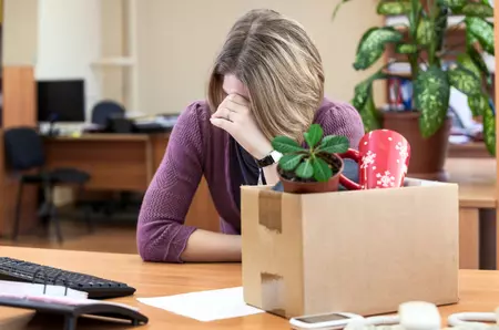 Concediată pentru că ajungea prea devreme la serviciu. Instanța i-a dat dreptate angajatorului