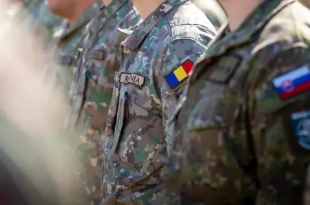 Serviciul militar obligatoriu revine în discuție. Majoritatea românilor îl susțin, aproape jumătate ar lupta pentru țară