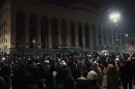 Arme chimice folosite contra protestatarilor, în Georgia. S-a folosit un agent chimic din Primul Război Mondial