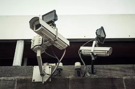 Ce spune legea despre camerele de supraveghere montate către stradă sau curtea vecinului