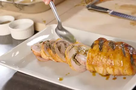 Rețeta care impresionează orice invitat: ruladă de curcan cu gutui și sos de vin