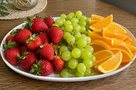 Trei fructe populare, în topul reziduurilor de pesticide, potrivit celui mai amplu control realizat în UE