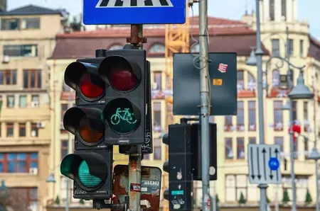 Regula de la semafor care îi pune în dificultate pe șoferii uituci. Pot fi amendați pe loc