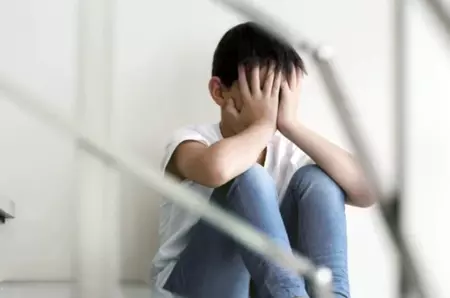 Elev bătut de un poliţist în sala de clasă. Scenele au avut loc în fața unei profesoare