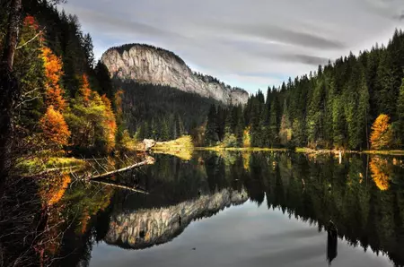 Legenda uitată a Miresei din Lacul Roșu. Povestea rareori spusă despre tânăra care s-a aruncat în apă pentru a scăpa de un tâlhar