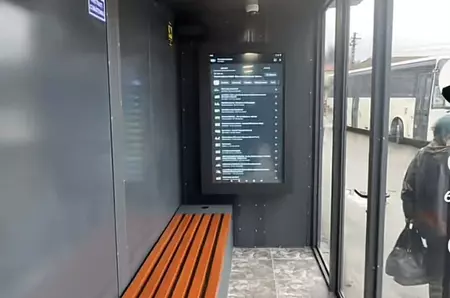 Exclusiv. Cea mai modernă stație de autobuz din țară, inaugurată într-o comună din Moldova. Are încălzire în pardoseală, bănci inteligente și Google TV