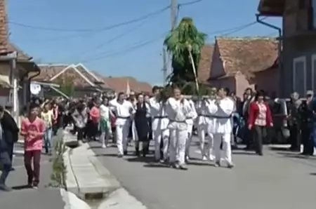 Udatul fetelor, o tradiție păstrată cu sfințenie în satele din Țara Făgărașului. Ce ascunde acest obicei