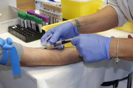 Cât câștigă o asistentă medicală în 2026. Diferențe mari între stat și privat