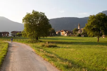 Un sat uitat de lume, scos la vânzare la prețul unui apartament din Capitală. Avantaje pentru viitorii proprietari