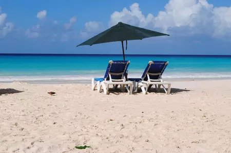 Cele cinci reguli care îți pot salva vacanța din 2026. De ce zborul trebuie rezervat înaintea cazării