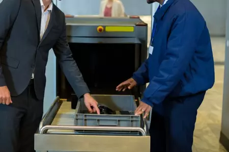 Obiecte aparent banale care îți pot crea probleme la controalele de securitate din aeroporturi 