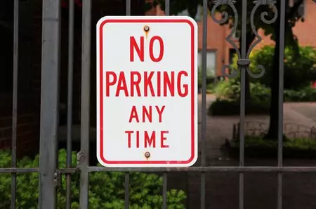 Șoferii se vor gândi de două ori când vor decide unde își lasă mașina. Amenda le golește buzunarele