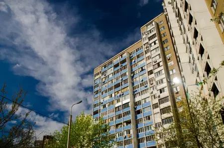 Reguli stricte pentru liniștea la bloc. Ce amenzi riscă în 2026 cei care fac gălăgie