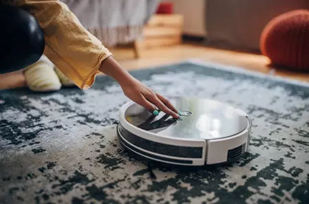 Pericolul ascuns din casa ta: aspiratoarele „inteligente”, smart TV-urile sau difuzoarele, poartă deschisă pentru hackeri