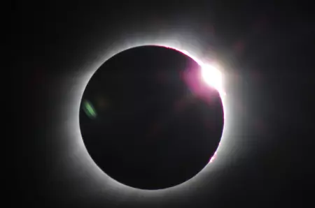 Eclipsa de Lună aduce schimbări profesionale pentru patru zodii. Schimbări de direcție și oportunități noi