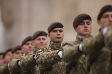 Ce se întâmplă cu serviciul militar obligatoriu în România. De ce țara noastră a ales o formă diferită