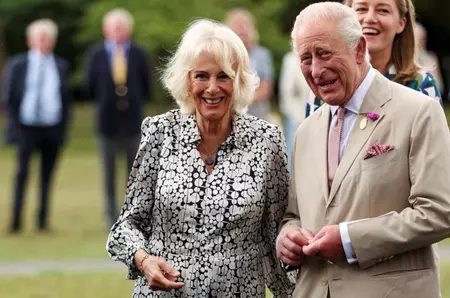 Mesaj simbolic ascuns în felicitarea de Crăciun prezentată de Regele Charles și Regina Camilla