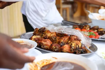 Rețetă ușoară de la Mary Berry: pui la cuptor cu roșii coapte, gata în câteva minute