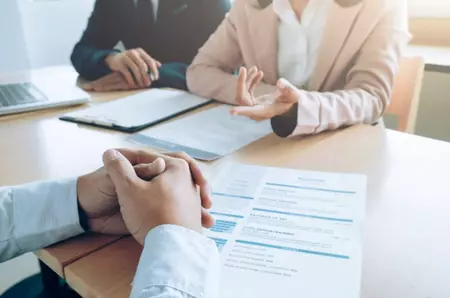 Domeniile în care se caută angajați înainte de Sărbători: Salarii mari și bonusuri generoase