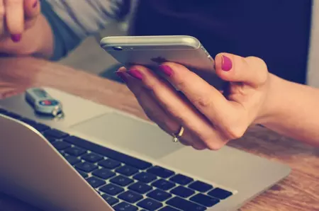 Cum îți dai seama dacă cineva ți-a umblat în telefon. Sfaturi de la experții în securitate digitală