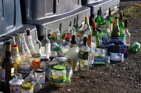 Minciunile ascunse în spatele sortării deșeurilor. Oamenii sunt puși la muncă și amendați, dar nu totul se poate recicla