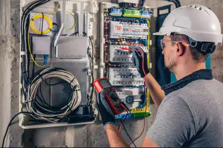 Cum trebuie pregătită instalația electrică înainte de montarea unui aer condiționat. Sfaturile unui electrician