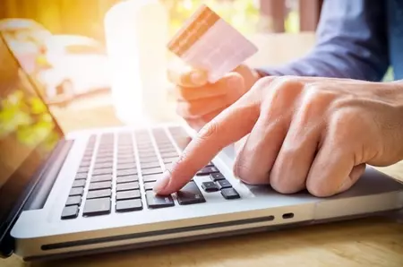 IFN-urile, ultima soluție pentru românii apăsați de cheltuieli înainte de Sărbători. Economist: Un efect al sărăciei