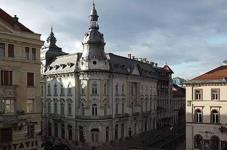 Emil Boc nu le lasă fraților Tate Hotelul Continental. Primăria are drept de preempțiune