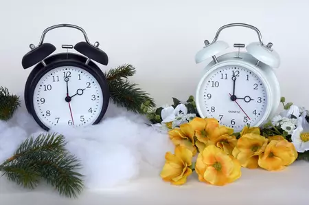 Cel mai neplăcut efect al schimbării orei. Pe lângă trezitul mai devreme, somnul de seară e stricat