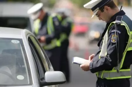 S-a schimbat din nou Codul Rutier! De acum se suspendă permisul pentru 30 sau 60 de zile pentru următoarele abateri considerate minore în trecut. Lista completă a sancțiunilor