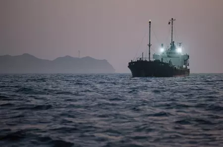 Petrolul continuă să circule în ciuda crizei din Ormuz. Operațiunea secretă a SUA care ține prețurile sub control