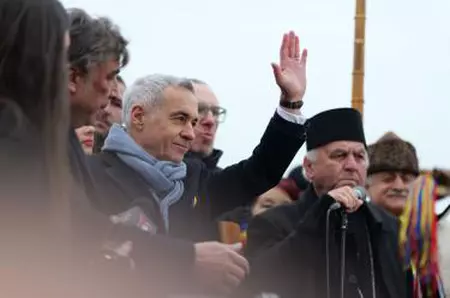 Cum a apărut Călin Georgescu la Alba Iulia, de 1 decembrie. Imagini cu tabăra suveranistă, care îl aclamă