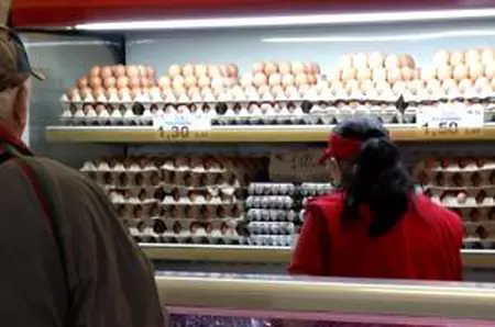 De ce lipsesc ouăle din supermarketuri, chiar dacă producem mai mult decât consumăm