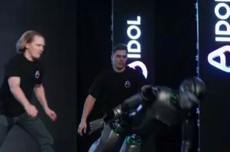 Imagini cu primul robot umanoid dezvoltat de Rusia în timp ce se prăbuşeşte pe scenă la prezentarea oficială