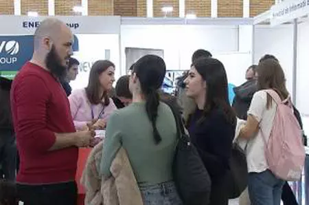 Bătaie pe joburi într-un domeniu surpriză. Studenții români aleargă după salarii de până la 14.000 lei