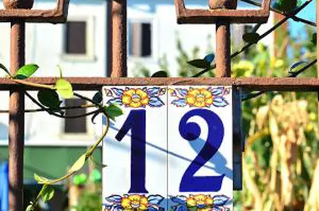 Oraşul din România unde se dau amenzi usturătoare dacă localnicii nu au afişat vizibil numărul casei