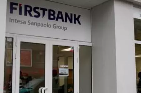Probleme pentru clienţi după fuziunea First Bank - Intesa Sanpaolo. Au rămas fără acces la bani
